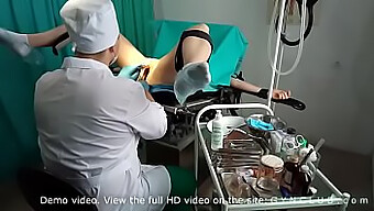 Masaje Bdsm Lleva A Un Orgasmo Intenso En Un Entorno Médico